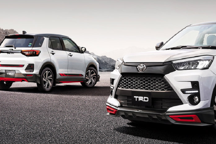 Về trang bị nội thất, Toyota Raize được trang bị đồng hồ thông số sau vô lăng dạng kỹ thuật số 7 inch. Chính giữa bảng táp lô là màn hình giải trí 9 inch, đi kèm 6 loa giải trí, hỗ trợ kết nối Apple Carplay - Android Auto, khởi động bằng nút bấm, ghế bọc nỉ thiết kế hiện đại.