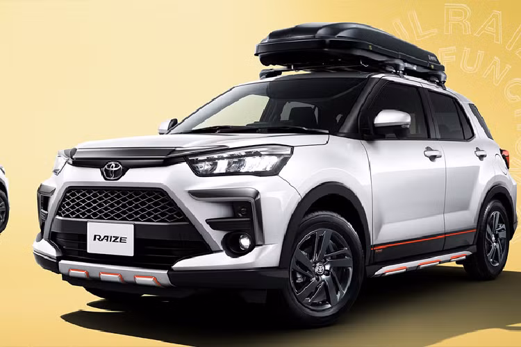 Tại Nhật Bản, Toyota Raize được trang bị khối động cơ mang mã hiệu 1KR-VET với 3 xy lanh thẳng hàng, dung tích 1.0L có tăng áp, đi kèm hộp số tự động vô cấp CVT, cho công suất 98 mã lực và 140 Nm mô men xoắn. Xe thậm chí còn được trang bị tùy chọn dẫn động 4 bánh, bên cạnh phiên bản dẫn động cầu trước.