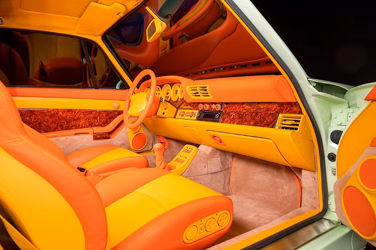 Từ những chiếc Porsche 911 được phục chế rất công phu, cho tới những chiếc Porsche nghệ thuật kỳ lạ, thế giới Porsche cổ thực sự là đa dạng và phù hợp khẩu vị mọi đối tượng, nhưng chiếc Porsche 911 Turbo S đời 1998 này có lẽ sẽ khiến nhiều người “tặc lưỡi lắc đầu”. Có giá bán lên tới 888.888 USD (tương đương 20,38 tỷ đồng), chiếc Porsche phong cách kỳ lạ này có một câu chuyện lai lịch cũng lạ như nước sơn của nó.