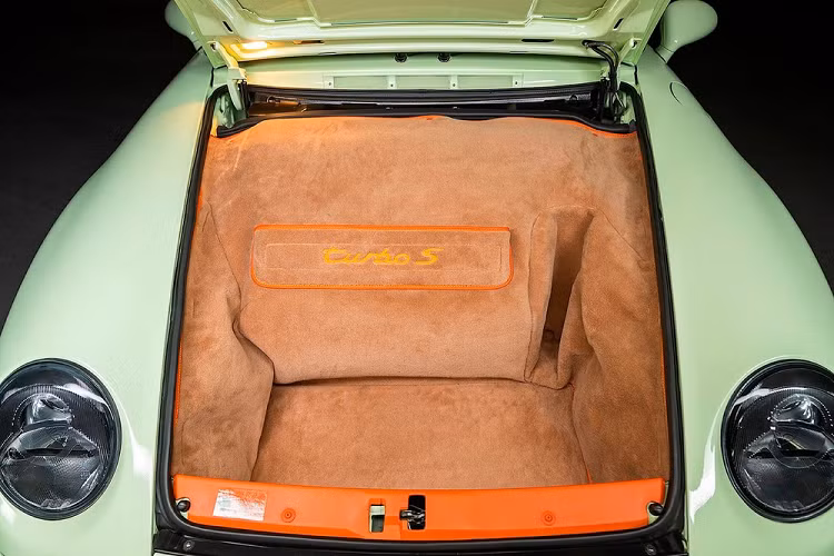 Những chi tiết nhỏ như phần đuôi cắt ngọn khiến chiếc Porsche này có một dáng vẻ tinh tế và trơn mượt hơn, một điều hiếm có vào cuối thập niên 1990.