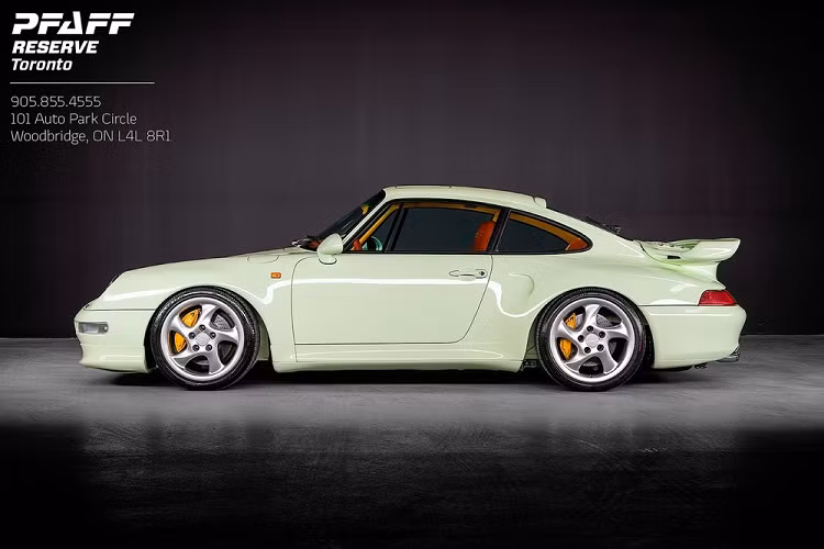 Chiếc Porsche 911 Turbo S 1998 này mới chỉ đi được vài km kể từ khi được phục chế, và có lẽ sẽ là một sự bổ sung phù hợp trong garage của một ngôi sao YouTube trẻ tuổi nổi loạn nào đó.