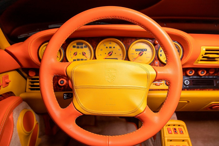 Lớp sơn ngoại thất của chiếc Porsche 911 Turbo S hàng hiếm này đúng là khá bắt mắt và gây được ấn tượng tốt, nhưng nội thất của nó thì lại là một điều trái ngược. Diện mạo bên ngoài của xe không có nhiều sự thay đổi và thậm chí nó vẫn chạy bằng bộ la-zăng Turbo S ban đầu.