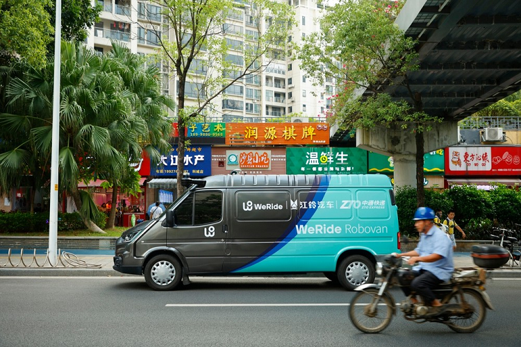 Công nghệ do công ty Trung Quốc phát triển bao gồm bản đồ HD được xây dựng nội bộ bao phủ hàng nghìn km qua các thành phố khác nhau, cộng với tính năng bản địa hóa theo thời gian thực nhờ một loạt cảm biến tích hợp.