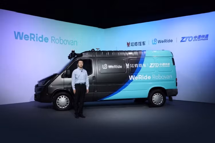 Kết quả là một chiếc xe tự hành Cấp độ 4 có thể chạy ngay cả qua các đường hầm dài hơn 1 km, trong điều kiện thời tiết đầy thách thức, chẳng hạn như mưa lớn. Chiếc xe van chở hàng tương lai này sẽ có thể cung cấp dịch vụ giao hàng cả ngày và đêm, bất kể thời tiết nắng mưa.