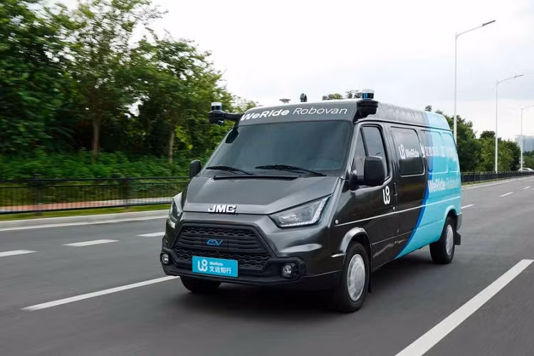 Mục tiêu đầy tham vọng của WeRide với Robovan là cuối cùng có thể cung cấp các dịch vụ hậu cần không bị gián đoạn. Xe van chở hàng tự hành này được cho là sẽ giúp việc giao hàng nhanh hơn và thuận tiện hơn. Chế tạo dựa trên một mẫu xe điện chạy bằng pin của JMC, Robovan sẽ được trang bị đầy đủ các giải pháp phần cứng và phần mềm tự hành, và sẽ hoạt động phối hợp với nền tảng quản lý đội xe tự hành của WeRide.