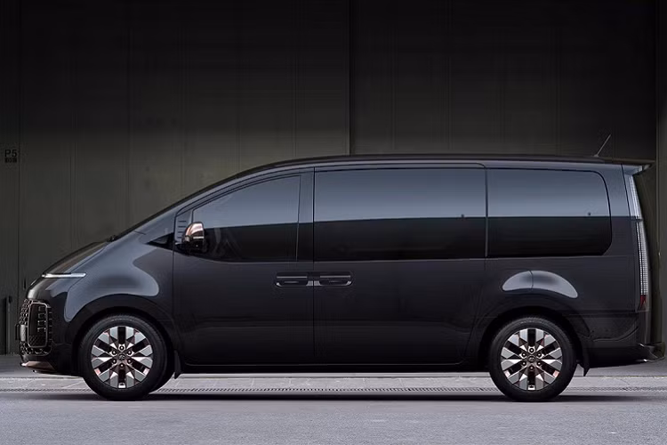 Hàng ghế thứ hai là hai ghế độc lập có thể ngả lưng, bệ đỡ chân... Giá xe Hyundai Staria 2021 phiên bản Premium hiện chưa được công bố.