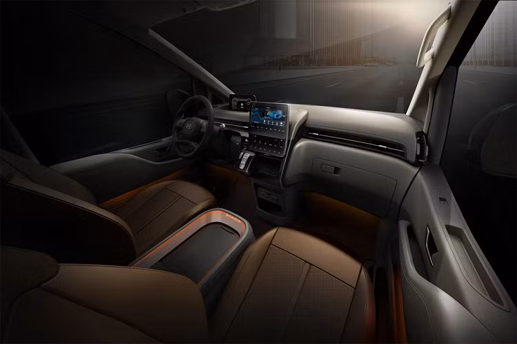 Nội thất xe với khoang lái hiện đại với bảng điều khiển lấy từ mẫu crossover Tucson thế hệ mới nhất. Vô lăng 4 chấu, cụm cần số dạng nút bấm, màn hình giải trí cảm ứng được làm mới hoàn toàn giúp Staria lột bỏ hoàn toàn thế hệ Starex trước kia.