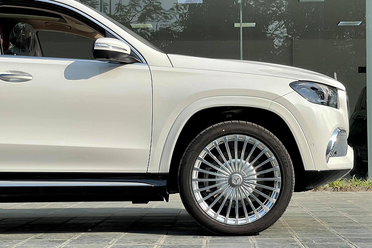 Tuy trọng lượng gần 2,8 tấn nhưng Maybach GLS 600 có khả năng tăng tốc từ 0 lên 100 km/giờ chỉ trong 4,9 giây. Ngoài động cơ xăng, GLS 600 còn được tích hợp hệ thống EQ Boost 48V cùng một máy phát điện giúp tăng thêm 21 mã lực và 250 Nm, cũng như thu hồi năng lượng và cung cấp cho hệ thống chống lật chủ động sử dụng một bơm điện giúp chiếc xe lấy lại cân bằng.