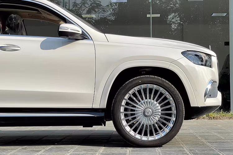 Tuy trọng lượng gần 2,8 tấn nhưng Maybach GLS 600 có khả năng tăng tốc từ 0 lên 100 km/giờ chỉ trong 4,9 giây. Ngoài động cơ xăng, GLS 600 còn được tích hợp hệ thống EQ Boost 48V cùng một máy phát điện giúp tăng thêm 21 mã lực và 250 Nm, cũng như thu hồi năng lượng và cung cấp cho hệ thống chống lật chủ động sử dụng một bơm điện giúp chiếc xe lấy lại cân bằng.