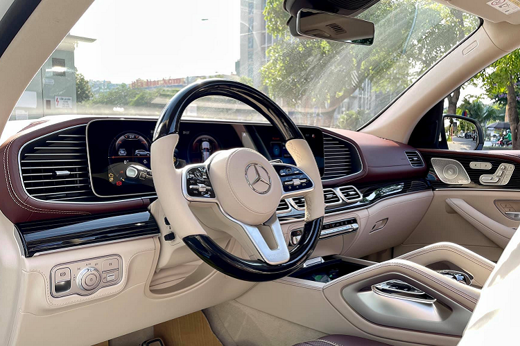 Cabin Mercedes-Maybach GLS 600 vẫn có 2 tông màu tương phản. Mọi vị trí trên xe đều được bọc da và gỗ kèm hoạ tiết hình dọc (pinstripe). Hàng ghế thứ 2 là ghế độc lập cùng các tiện nghi hiện đại như tủ lạnh, bàn làm việc, các hộc để cốc tích hợp làm lạnh, làm ấm. 