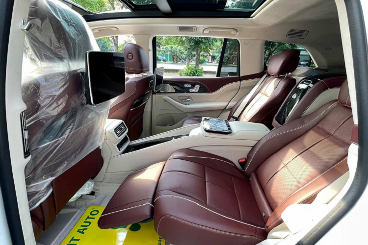 Nhờ lược bỏ hàng ghế thứ ba mà hàng ghế thứ 2 có đủ không gian để người ngồi ngả ghế tới 43,5 độ. Xe có vách ngăn ngăn cách khoang hành lý với không gian ở hàng ghế thứ 2, điều này giúp các cuộc hội thoại không bị lẫn tạp âm. Dàn âm thanh trên Maybach GLS 600 có tới 27 loa mang thương hiệu Burnmester quen thuộc.