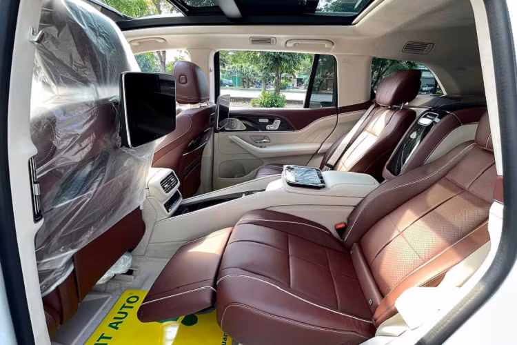 Nhờ lược bỏ hàng ghế thứ ba mà hàng ghế thứ 2 có đủ không gian để người ngồi ngả ghế tới 43,5 độ. Xe có vách ngăn ngăn cách khoang hành lý với không gian ở hàng ghế thứ 2, điều này giúp các cuộc hội thoại không bị lẫn tạp âm. Dàn âm thanh trên Maybach GLS 600 có tới 27 loa mang thương hiệu Burnmester quen thuộc.