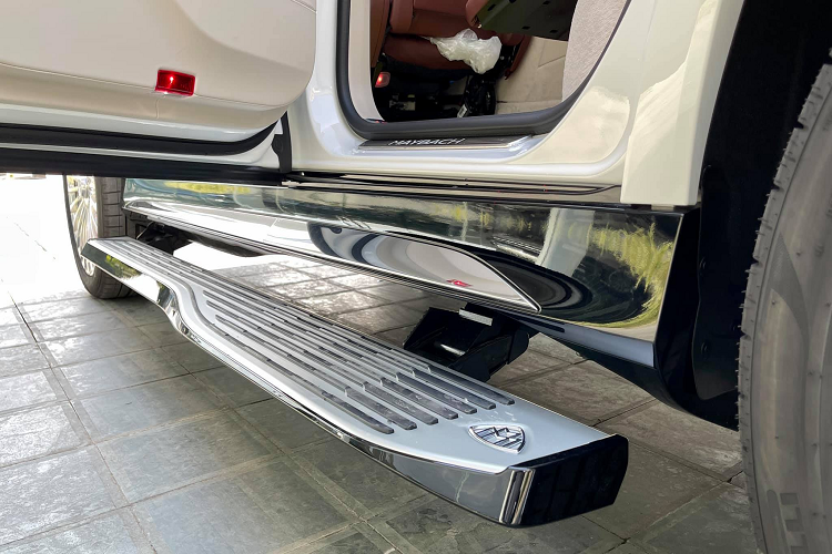 Hệ thống treo khí nén chiếc xe còn tự động hạ thấp chiều cao xe để hành khách ra vào dễ dàng hơn. Ngoài ra, trang bị này còn có tính năng "nhún nhảy" giúp GLS 600 thoát khỏi các địa hình khó. Trước đó, Mercedes-Benz đã giới thiệu tính năng mới này trên mẫu SUV cỡ trung GLE.