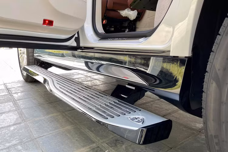 Hệ thống treo khí nén chiếc xe còn tự động hạ thấp chiều cao xe để hành khách ra vào dễ dàng hơn. Ngoài ra, trang bị này còn có tính năng "nhún nhảy" giúp GLS 600 thoát khỏi các địa hình khó. Trước đó, Mercedes-Benz đã giới thiệu tính năng mới này trên mẫu SUV cỡ trung GLE.