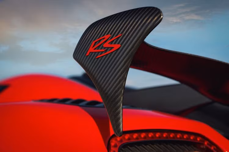 Koenigsegg đồng thời còn lắp thêm một hốc hút gió được đặt trên phần nắp che động cơ lấy cảm hứng từ chiếc One:1. Một số điểm nhấn màu đen cũng được thêm vào, bao gồm phần bu-lông, lô-gô và huy hiệu, đặc biệt phần ống xả được sơn lại màu tuyền tạo sự thể thao, hầm hố cho chiếc xe.