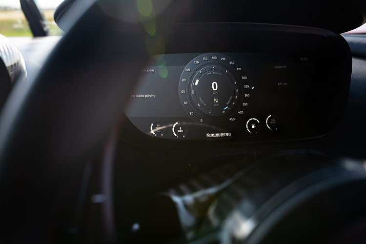 Công ty cũng bổ sung yếu tố khí động học mới cho Agera RS, bao gồm cánh gió bổ sung phía trước và cánh gió phía sau bằng sợi carbon được điều khiển tự động bằng phần mềm tích hợp trong xe.