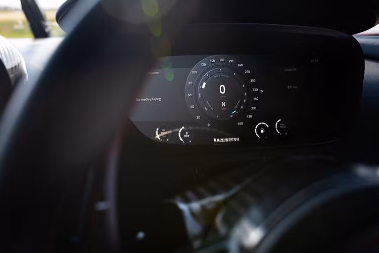 Công ty cũng bổ sung yếu tố khí động học mới cho Agera RS, bao gồm cánh gió bổ sung phía trước và cánh gió phía sau bằng sợi carbon được điều khiển tự động bằng phần mềm tích hợp trong xe.