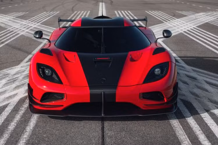 Theo Koenigsegg, chủ sở hữu chiếc siêu xe Koenigsegg Agera RS này đã liên hệ với họ vào mùa thu năm 2019 với mong muốn trang bị thêm các lỗ thông gió tại mui xe phía trước giống với loại được lắp đặt trên chiếc hypercar Agera One:1 của hãng.