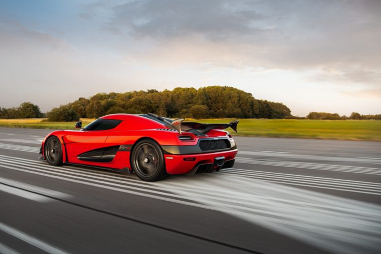 Koenigsegg chưa tiết lộ chủ sở hữu Agera RS đã phải trả bao nhiêu để thực hiện những sửa đổi này, nhưng chắc chắn sẽ có giá không dưới vài trăm nghìn đô. Trên thị trường hiện nay, giá xe Koenigsegg Agera RS không hề rẻ, thâmk chí rất khó mua.