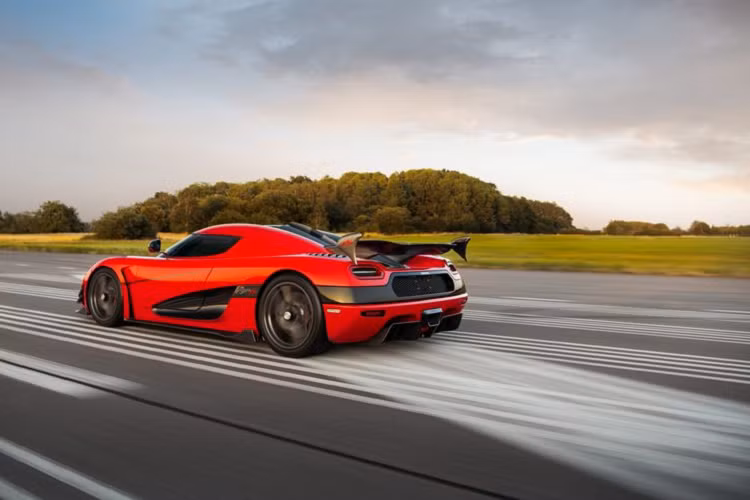 Koenigsegg chưa tiết lộ chủ sở hữu Agera RS đã phải trả bao nhiêu để thực hiện những sửa đổi này, nhưng chắc chắn sẽ có giá không dưới vài trăm nghìn đô. Trên thị trường hiện nay, giá xe Koenigsegg Agera RS không hề rẻ, thâmk chí rất khó mua.