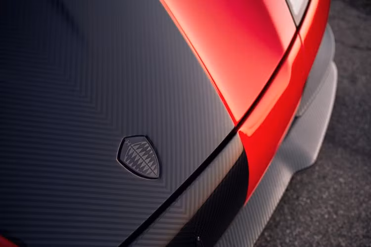 Bộ phận cá nhân hóa của nhà sản xuất ôtô Thụy Điển cho biết họ rất vui mừng và sẵn lòng đáp ứng yêu cầu này, đồng thời còn đề xuất với chủ xe Koenigsegg Agera RS hàng hiếm này thêm một vài sửa đổi khác.