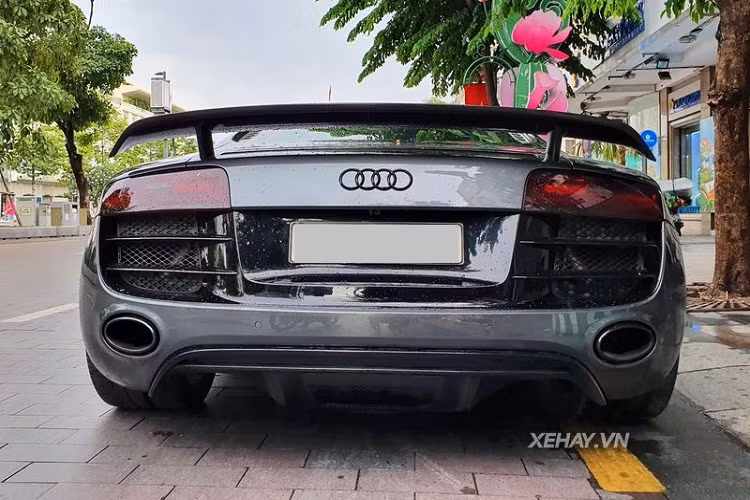 Đi kèm là hệ thống phanh đĩa carbon ceramic được lấy từ phiên bản Audi R8 V10 Plus 2015 giúp tăng tính an toàn cho xe.