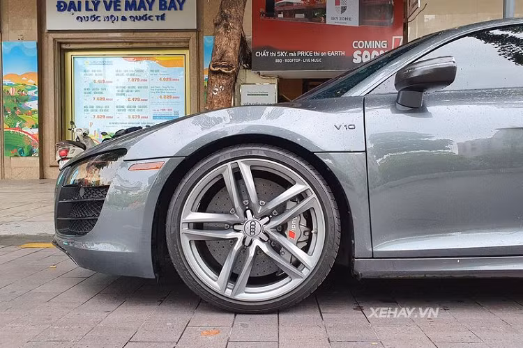 Chưa hết, chiếc Audi R8 V10 Coupe thế hệ đầu tiên duy nhất tại Việt Nam cũng đã được độ lại hệ thống ống xả đến từ thương hiệu Innotech Performance Exhaust cho âm thanh uy lực hơn.
