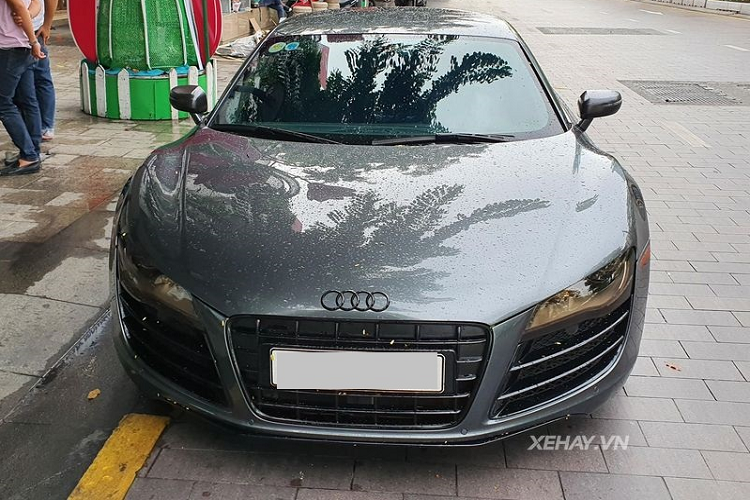 Ở bên ngoài, chiếc siêu xe Audi R8 V10 Coupe độc nhất Việt Nam này gây ấn tượng với màu sơn xám nòng súng đầy nam tính, phần ốp hông dù chỉ được làm bằng nhựa thay vì tùy chọn sợi carbon nhưng vẫn giúp tôn lên diện mạo của R8.