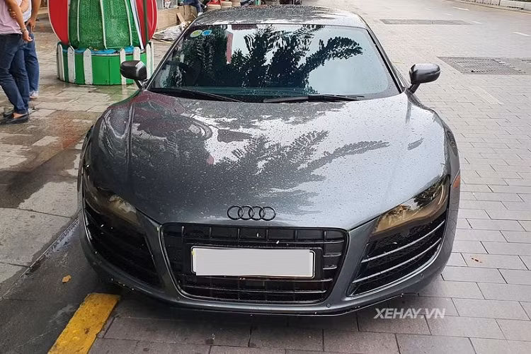 Ở bên ngoài, chiếc siêu xe Audi R8 V10 Coupe độc nhất Việt Nam này gây ấn tượng với màu sơn xám nòng súng đầy nam tính, phần ốp hông dù chỉ được làm bằng nhựa thay vì tùy chọn sợi carbon nhưng vẫn giúp tôn lên diện mạo của R8.