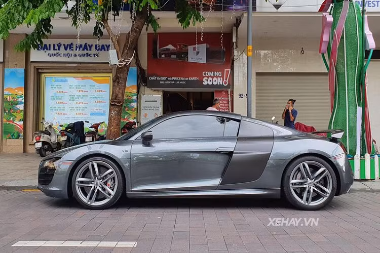 Đặc biệt, chiếc Audi R8 V10 này đang "cưỡi" trên bộ mâm 5 chấu kép thể thao của phiên bản nâng cấp đời 2013, kích thước 19 inch và được sơn xám mờ rất hợp với tổng thể chiếc xe.
