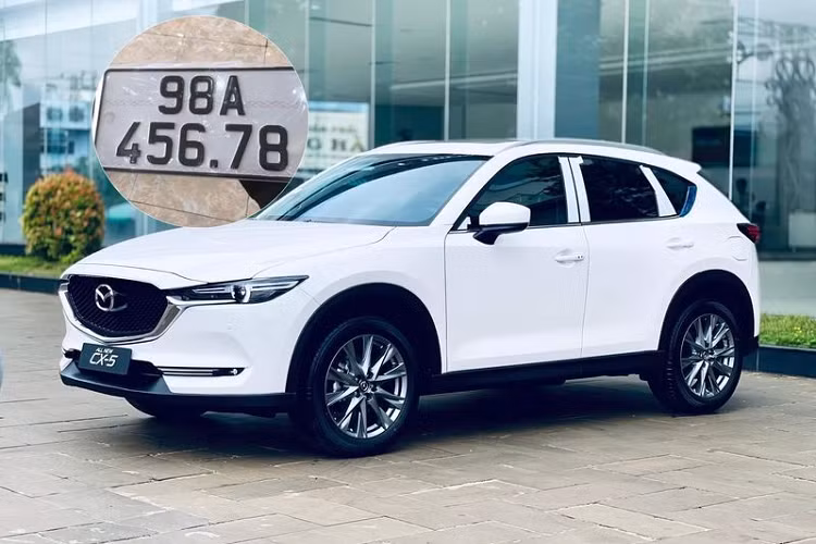 Mới đây, cư dân mạng lại được phen trầm trồ khi thấy một chiếc Mazda CX-5 biển khủng tại Bắc Giang. Chiếc xe "trúng biển" 98A – 456.78.