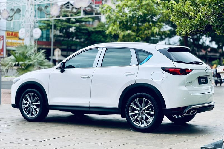 Tại Việt Nam, mức xe đang được phân phối chính hãng với 6 phiên bản, giá xe Mazda CX-5 dao động từ 839 triệu đến 1,059 tỷ đồng.