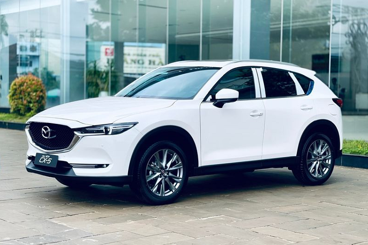 Trong tháng 12/2021, khách mua xe sẽ được hưởng chính sách giảm 50% phí trước bạ và ưu đãi lên đến 120 triệu đồng, cùng nhiều quà tặng giá trị từ phía đại lý (tùy phiên bản và từng khu vực).