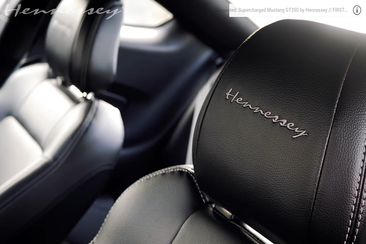 Chiếc xe cũng đồng thời được nâng cấp các chi tiết ở ngoại thất như bộ bodykit mới được làm hoàn toàn bằng chất liệu carbon. Phần líp trước bằng carbon được thiết kế ăn nhập và được kéo dài đem lại vẻ dữ dằn cho chiếc xe thể thao cơ bắp Mỹ.