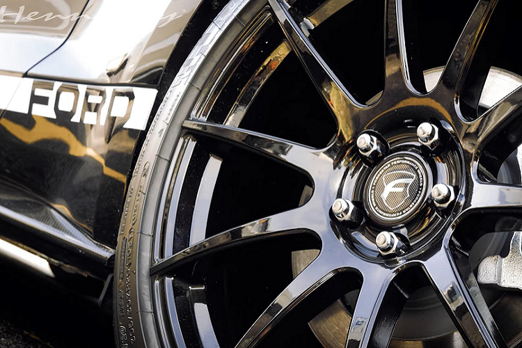 Phần thân xe cũng được nâng cấp với bộ líp hông được làm bằng carbon cùng cánh gió nhỏ phía sau được ốp trên phần khoang hành lý. Chỉ với những chi tiết nhỏ nhưng diện mạo của chiếc xe cũng phần nào trở nên dữ dằn hơn đáng kể so với Mustang GT nguyên bản.