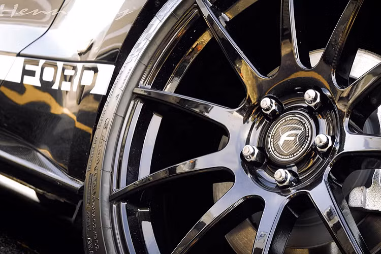 Phần thân xe cũng được nâng cấp với bộ líp hông được làm bằng carbon cùng cánh gió nhỏ phía sau được ốp trên phần khoang hành lý. Chỉ với những chi tiết nhỏ nhưng diện mạo của chiếc xe cũng phần nào trở nên dữ dằn hơn đáng kể so với Mustang GT nguyên bản.