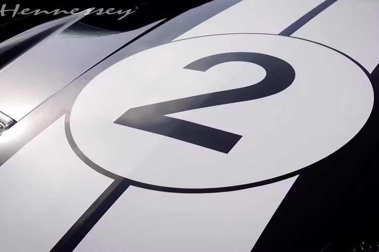 Với những nâng cấp như trên, Mustang GT Legend Edition có khả năng sản sinh mức tổng công suất đầu ra lên tới 808 mã lực, mô-men xoắn lên tới 917,9 Nm. Mức công suất này thậm chí mạnh hơn rất nhiều lân so với Mustang GT tiêu chuẩn với mức công suất đầu ra 460 mã lực, mô-men xoắn 569,4 Nm.