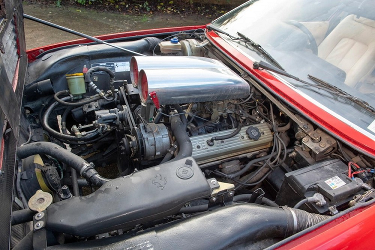 Thùng xe dài 137 cm không hề có cửa hậu, nhưng chiếc xe có nhận được hệ thống treo phía sau nâng cấp để xử lý trọng lượng bổ sung. Nhìn chung, đội ngũ chế tạo muốn làm nên một chiếc xe kỳ lạ, nhưng cũng đảm bảo rằng nó có thể hoạt động ngon lành trong thực tế. Nội thất xe gần như vẫn được giữ nguyên. Hai ghế trước được bọc trong da màu kem trắng nguyên bản, nhưng người tinh mắt cũng có thể nhận ra ngay một số thay đổi như hệ thống âm thanh mới ở cụm điều khiển trung tâm và một vô lăng trông hiện đại hơn.