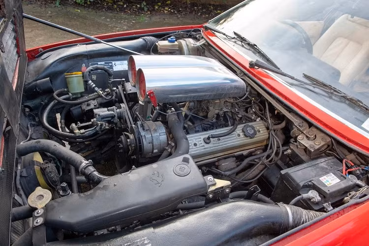 Thùng xe dài 137 cm không hề có cửa hậu, nhưng chiếc xe có nhận được hệ thống treo phía sau nâng cấp để xử lý trọng lượng bổ sung. Nhìn chung, đội ngũ chế tạo muốn làm nên một chiếc xe kỳ lạ, nhưng cũng đảm bảo rằng nó có thể hoạt động ngon lành trong thực tế. Nội thất xe gần như vẫn được giữ nguyên. Hai ghế trước được bọc trong da màu kem trắng nguyên bản, nhưng người tinh mắt cũng có thể nhận ra ngay một số thay đổi như hệ thống âm thanh mới ở cụm điều khiển trung tâm và một vô lăng trông hiện đại hơn.