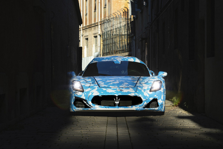 Sau các biến thể Coupe và mui trần, MC20 có thể sẽ có thêm phiên bản chạy điện hoàn toàn, phù hợp với chiến lược điện khí hóa của Maserati cho tất cả những dòng xe của mình. Maserati không ấn định ngày ra mắt mẫu xe mui trần MC20 nhưng có thể sẽ được ra mắt vào khoảng đầu năm 2022 do hiện tại đã có những hình ảnh hé lộ đầu tiên và đây chỉ là một biến thể dựa trên dòng xe có sẵn.