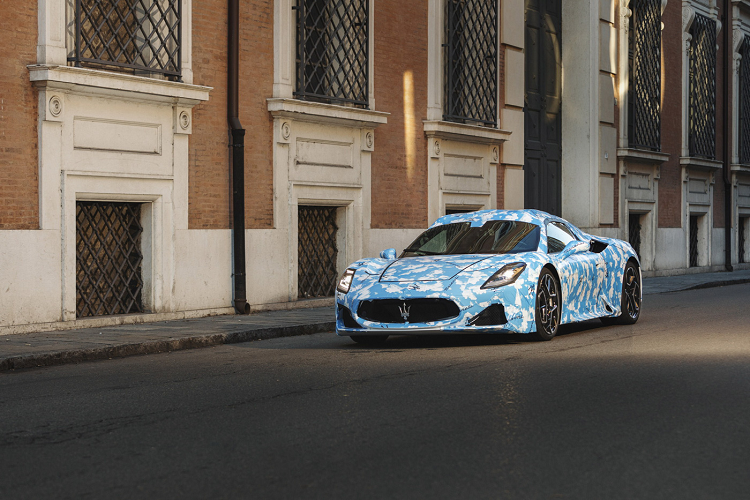 Maserati MC20 mui trần nhiều khả năng sẽ vẫn được động cơ tăng áp kép V6 3.0 lít đặt giữa với khả năng sản sinh công suất 621 mã lực và mô-men xoắn 730 Nm. Về nguyên bản, phiên bản Coupe có khả năng tăng tốc từ 0 - 100 km/h tăng tốc trong vòng 2,9 giây và có thể đạt tốc độ tối đa lên tới 325 km/h. Tuy nhiên, phiên bản mui trần thông thường sẽ có thời gian tăng tốc chậm hơn so với bản Coupe do trọng lượng tổng thể nặng hơn