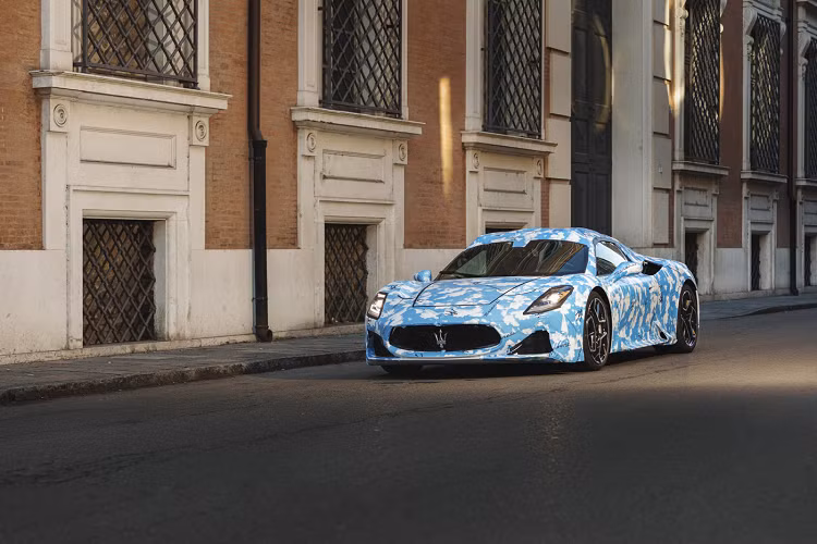 Maserati MC20 mui trần nhiều khả năng sẽ vẫn được động cơ tăng áp kép V6 3.0 lít đặt giữa với khả năng sản sinh công suất 621 mã lực và mô-men xoắn 730 Nm. Về nguyên bản, phiên bản Coupe có khả năng tăng tốc từ 0 - 100 km/h tăng tốc trong vòng 2,9 giây và có thể đạt tốc độ tối đa lên tới 325 km/h. Tuy nhiên, phiên bản mui trần thông thường sẽ có thời gian tăng tốc chậm hơn so với bản Coupe do trọng lượng tổng thể nặng hơn