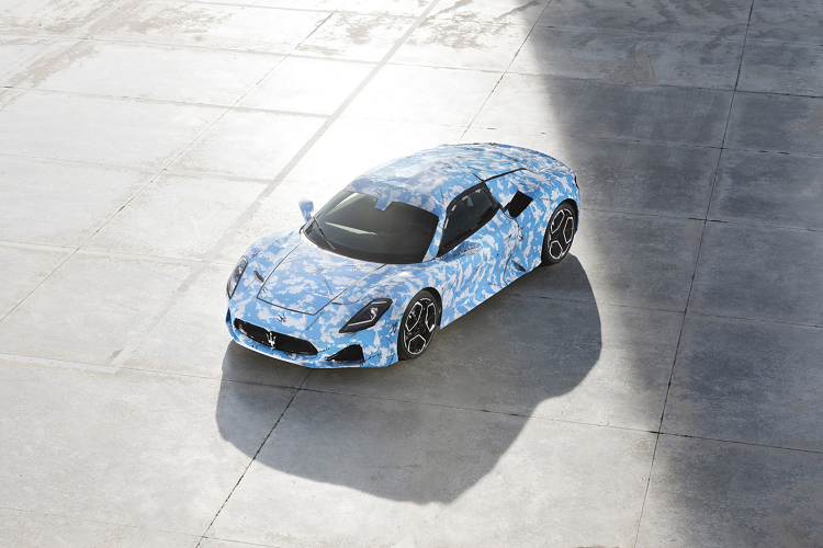 Về thiết kế tổng thể, thông thường những chiếc siêu xe mui trần sẽ không quá khác biệt so với phiên bản Coupe và những thay đổi thường tập trung vào cấu trúc mui đóng mở. Chiếc xe thử nghiệm này được khoác lên mình lớp áo ngụy trang màu xanh với các họa tiết trắng với dụ ý gợi nhắc về hình ảnh bầu trời. Đây cũng chính là điểm khác biệt lớn của MC20 Coupe và MC20 Convertible khi bản mui trần sẽ đem tới cho khách hàng một mẫu xe với không gian mở cùng bầu trời xanh.