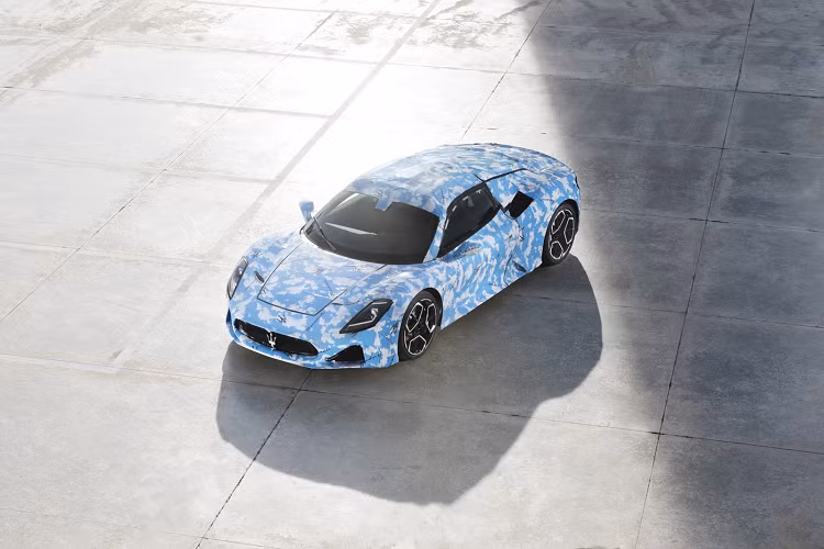 Về thiết kế tổng thể, thông thường những chiếc siêu xe mui trần sẽ không quá khác biệt so với phiên bản Coupe và những thay đổi thường tập trung vào cấu trúc mui đóng mở. Chiếc xe thử nghiệm này được khoác lên mình lớp áo ngụy trang màu xanh với các họa tiết trắng với dụ ý gợi nhắc về hình ảnh bầu trời. Đây cũng chính là điểm khác biệt lớn của MC20 Coupe và MC20 Convertible khi bản mui trần sẽ đem tới cho khách hàng một mẫu xe với không gian mở cùng bầu trời xanh.