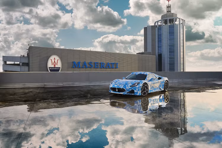 Siêu xe Maserati MC20 mui trần được đặt theo tên của một cơn gió dữ dội khác của vùng Địa Trung Hải, mang tính cách mạng và sự khác biệt độc đáo. Thời khắc đếm ngược cho buổi công chiếu ra mắt đã chính thức bắt đầu. Maserati có lịch sử về việc đặt tên các dòng xe của mình theo những cơn gió mạnh mẽ nổi tiếng trên thế giới. Bắt đầu vào năm 1963 với dòng xe Mistral huyền thoại, tiếp đó là Ghibli, Bora và Khamsin. Năm 2016, chiếc SUV đầu tiên của Thương hiệu được đặt tên là Levante.