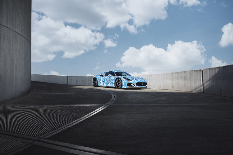 Qua lớp ngụy trang có thể thấy một số chi tiết khác biệt so với phiên bản Coupe trên MC20 chính là các chi tiết như cột A của xe, đường viền trên mái cũng như phần nắp sau của chiếc xe. Hiện tại các chi tiết thay đổi vẫn được Maserati ngụy trang rất kỹ, tuy nhiên có thể nhận thấy cấu trúc mui xe đã được thay đổi cùng phần nắp sau đã được thiết kế lại thay vì nắp kính trên phiên bản Coupe. Phần ngụy trang này đã này đang che giấu cơ chế ngả mái, nắp động cơ phía sau được tinh chỉnh lại.