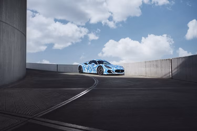 Qua lớp ngụy trang có thể thấy một số chi tiết khác biệt so với phiên bản Coupe trên MC20 chính là các chi tiết như cột A của xe, đường viền trên mái cũng như phần nắp sau của chiếc xe. Hiện tại các chi tiết thay đổi vẫn được Maserati ngụy trang rất kỹ, tuy nhiên có thể nhận thấy cấu trúc mui xe đã được thay đổi cùng phần nắp sau đã được thiết kế lại thay vì nắp kính trên phiên bản Coupe. Phần ngụy trang này đã này đang che giấu cơ chế ngả mái, nắp động cơ phía sau được tinh chỉnh lại.