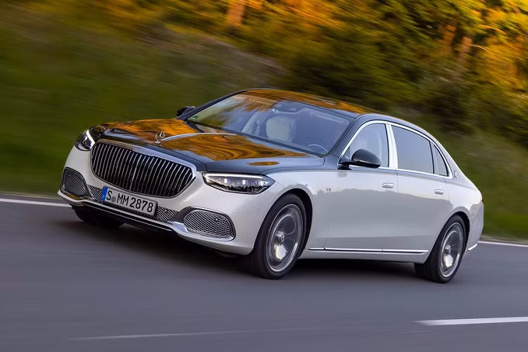  Mercedes-Maybach S-Class thế hệ mới đã lần đầu tiên trình làng vào hồi tháng 11 năm ngoái. Sau hơn nửa năm, mẫu xe siêu sang này mới được tung ra tại thị trường Anh quốc với 3 phiên bản là S 580 4Matic, S 580 4Matic First Class và S 680 4Matic First Class. Cả ba đều mang kiểu dáng trục cơ sở dài. Ở 2 bản S 580 4Matic tiêu chuẩn và S 580 4Matic First Class, mẫu sedan siêu sang này dùng động cơ xăng V8, tăng áp kép, dung tích 4.0L, sản sinh công suất tối đa 496 mã lực cùng mô-men xoắn cực đại 700 Nm.