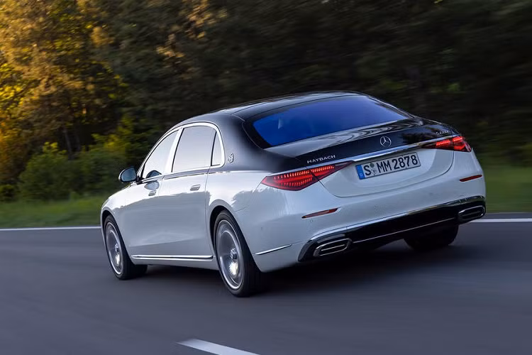 Đặc biệt, khách hàng Anh quốc sẽ phải chi số tiền lên đến 13.650 Bảng (khoảng 431 triệu đồng) nếu muốn sở hữu Mercedes-Maybach S-Class 2021 sơn phối 2 màu ngoại thất. Số tiền này đủ để mua một chiếc VinFast Fadil "đập hộp" tại Việt Nam.