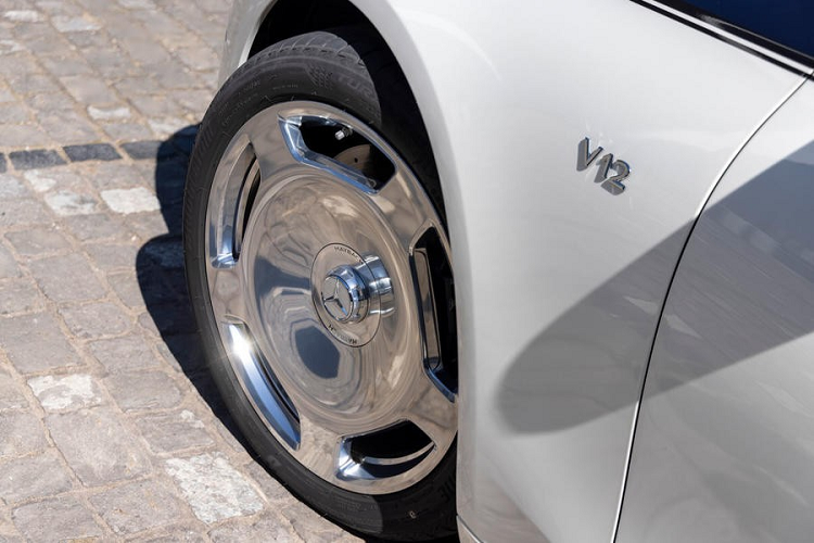 Trong khi đó, Mercedes-Maybach S 680 4Matic First Class 2021 dùng động cơ riêng là máy xăng V12, dung tích 6.0L với công suất tối đa 603 mã lực và mô-men xoắn cực đại 900 Nm. Động cơ này cũng đồng hành với hộp số tự động 9 cấp và hệ dẫn động 4 bánh toàn thời gian. Nhờ đó, xe có thể tăng tốc từ 0-100 km/h trong thời gian 4,5 giây.